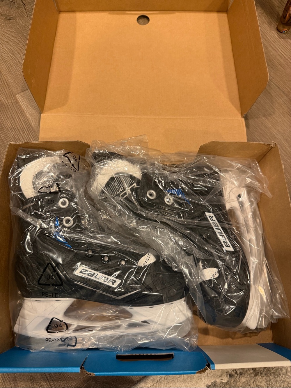 Bauer Vapor Volt Senior Ice Hockey Skates Size 12.0 R Black White Blue
